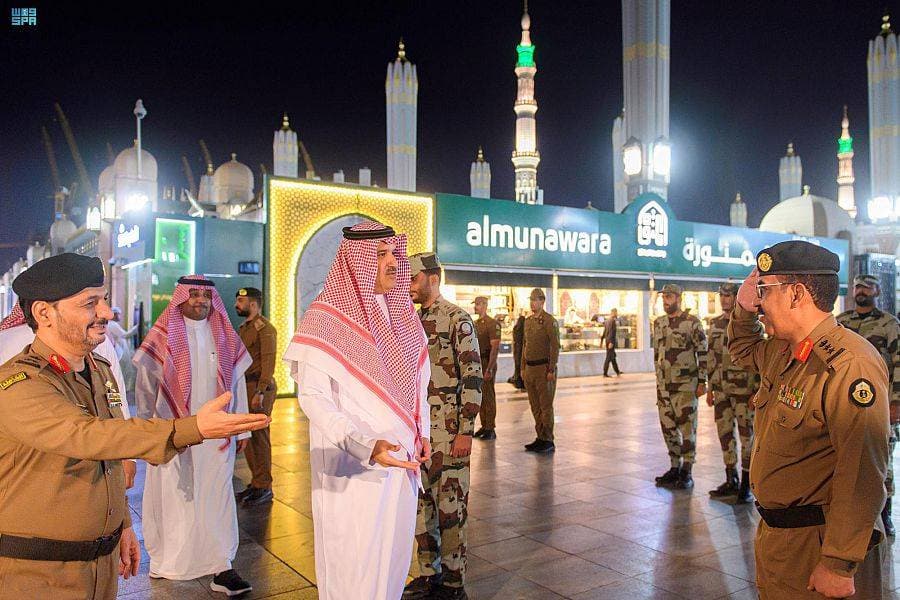 أمير المدينة المنورة خلال لقائه رجال الأمن في ساحات الحرم.