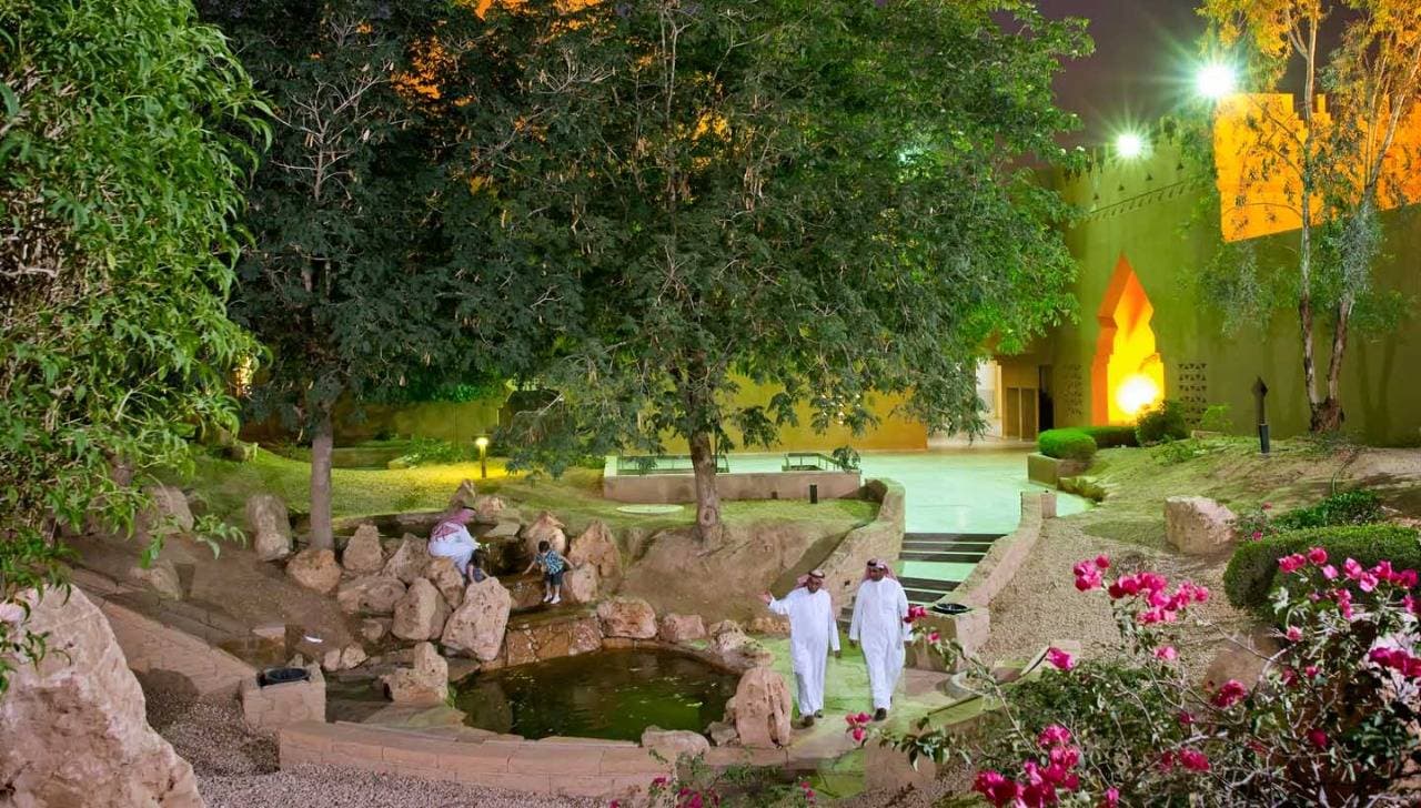 تشجير الطرقات والأحياء يأتي لزيادة جودة الحياة للفرد والمجتمع.