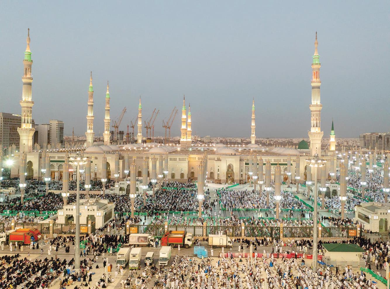 توافد المصلون على المسجد النبوي في أمن وطمأنينة. «واس »