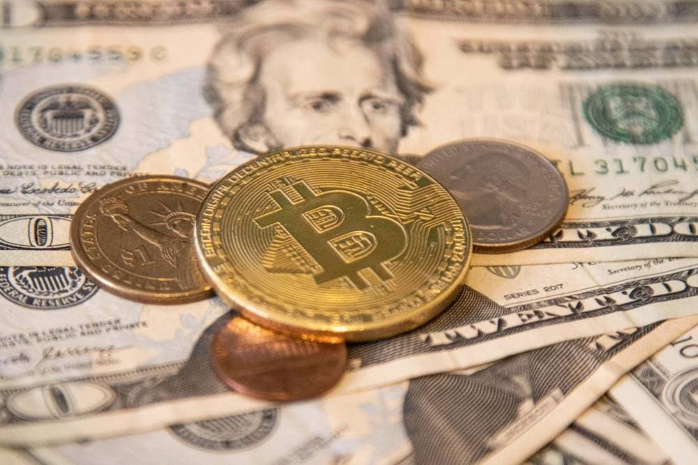 البيتكوين تخسر 0.2 % وتهبط إلى 38 ألف دولار