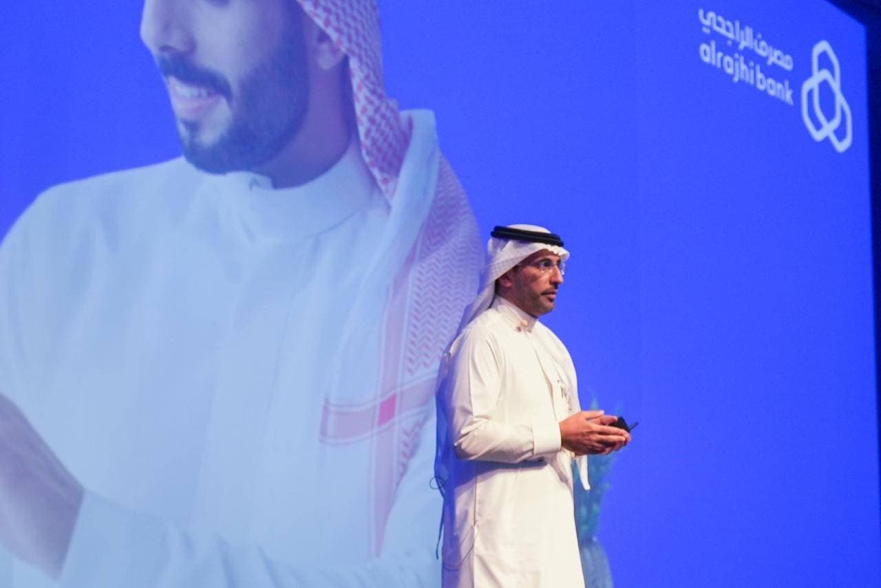الرئيس التنفيذي يتحدث للحضور