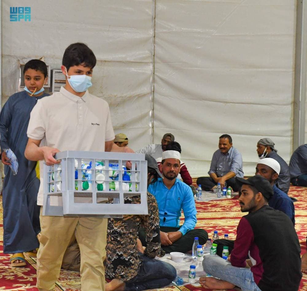 متطوعون يتسابقون إلى تقديم وجبات الإفطار للصائمين."واس"