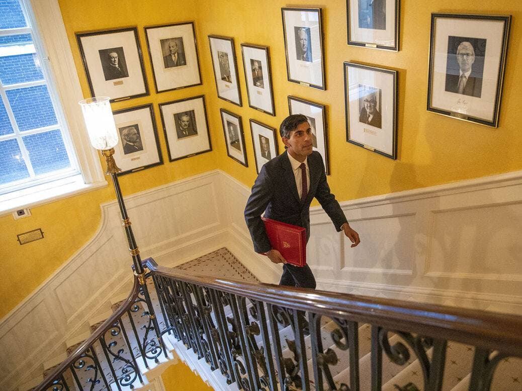 المستشار ريشي سوناك، وزير الخزانة في المملكة المتحدة، في داونينج ستريت. تصوير: سايمون والكر "إتش إم تريجري"