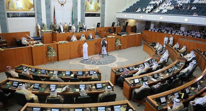 ولي عهد الكويت يتسلم استقالة الحكومة من رئيس الوزراء