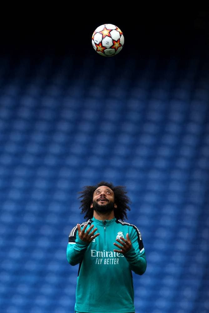 البرازيلي مارسيلو مدافع فريق ريال مدريد لكرة القدم، في جلسة تدريبية في ستامفورد بريدج في لندن عشية مباراة ذهاب ربع نهائي دوري أبطال أوروبا ضد تشيلسي اليوم على أن يلتقي الفريقان إيابا في سانتياجو برنابيو 12 نيسان (أبريل) الجاري. رويترز