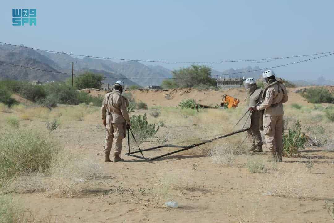 450 خبيرا يتولون نزع الألغام بوسائل حديثة ومتطورة. "واس"