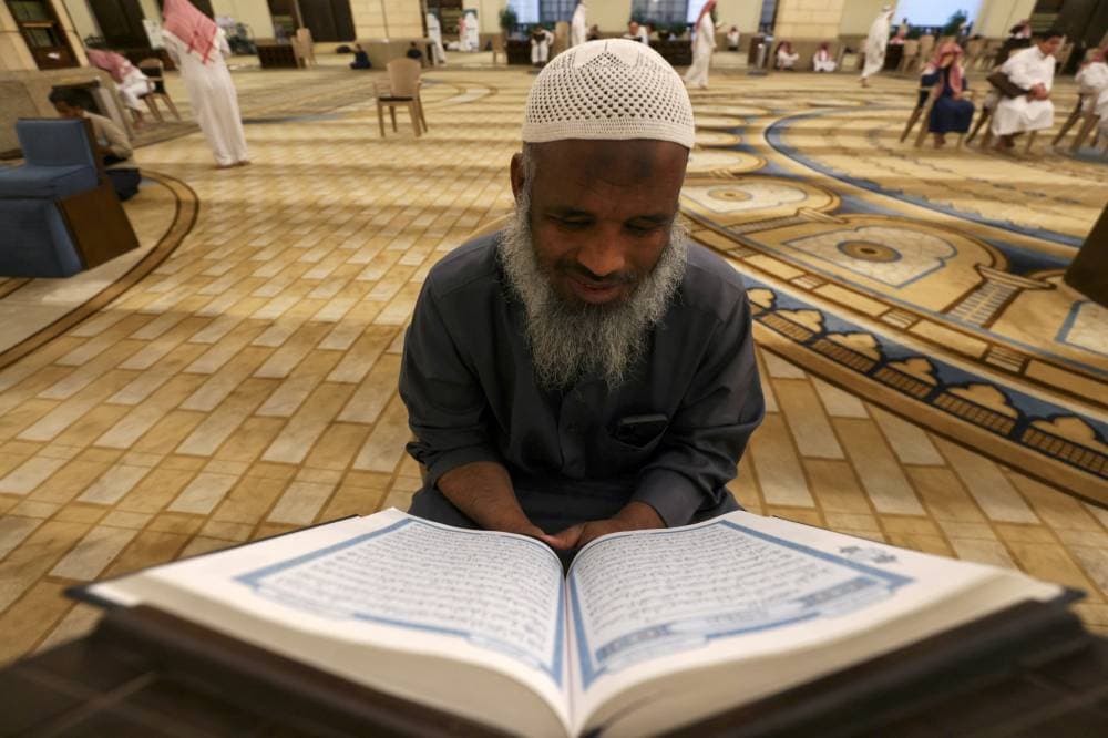 رجل يقرأ القرآن في أحد مساجد الرياض قبل أذان المغرب.