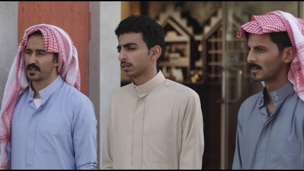 الإخوة الثلاثة في العمل هم أصحاب في الواقع.