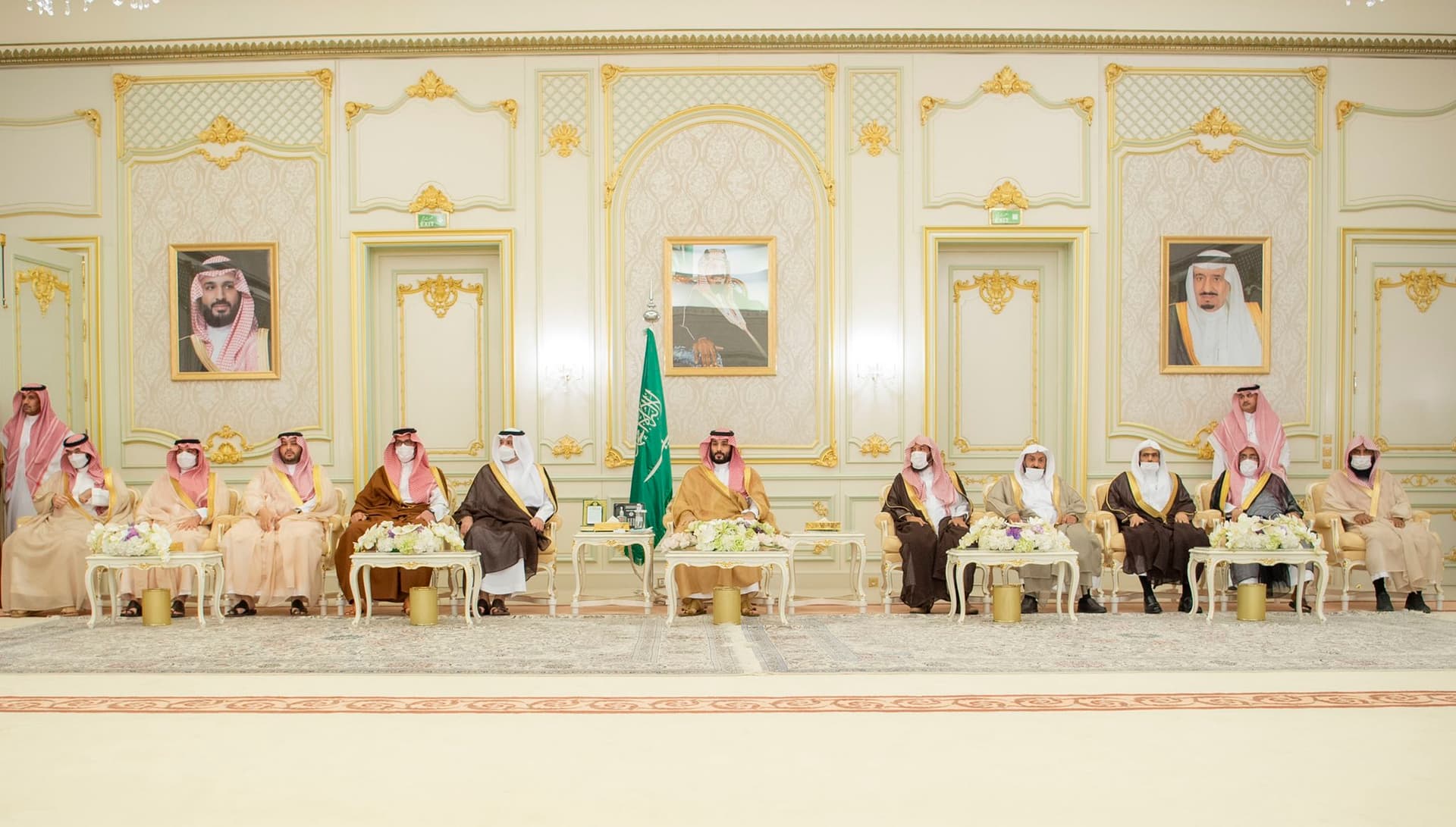 ولي العهد يستقبل العلماء وجمعا من المواطنين في قصر طيبة