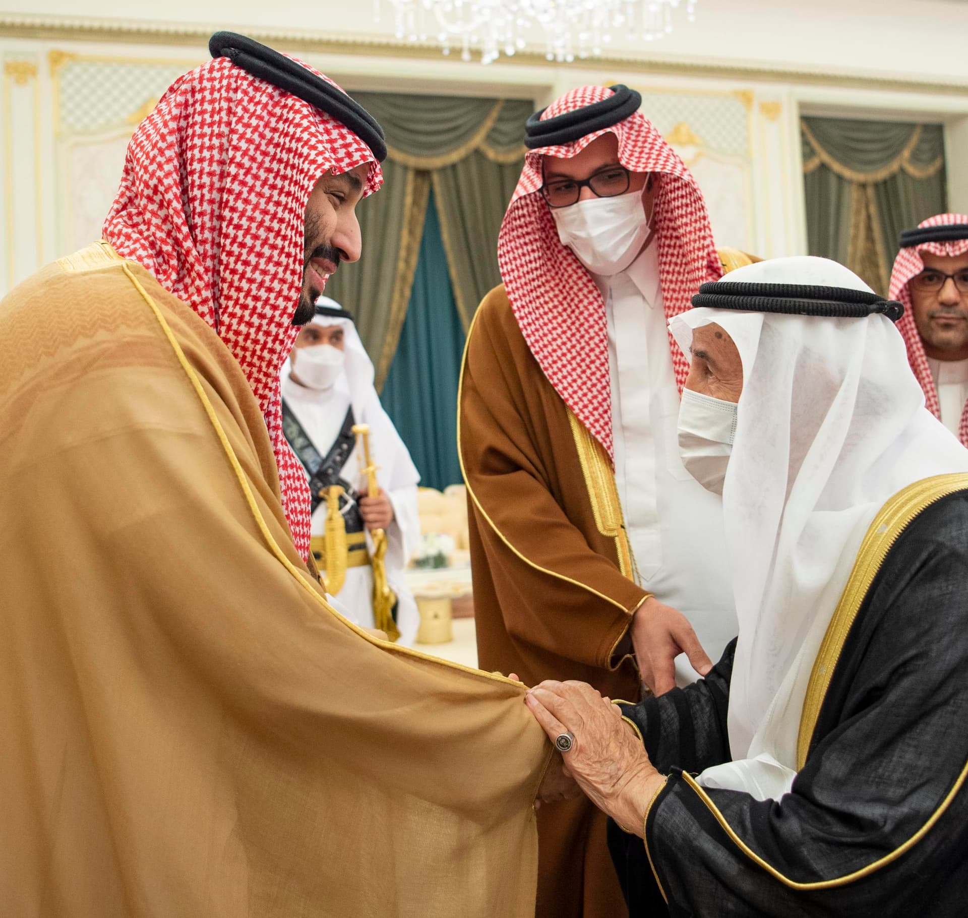 ولي العهد يستقبل العلماء وجمعا من المواطنين في قصر طيبة