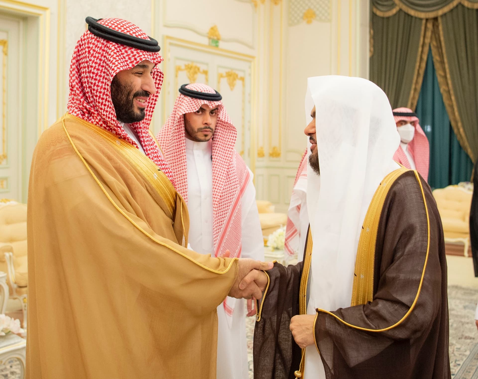 ولي العهد يستقبل العلماء وجمعا من المواطنين في قصر طيبة