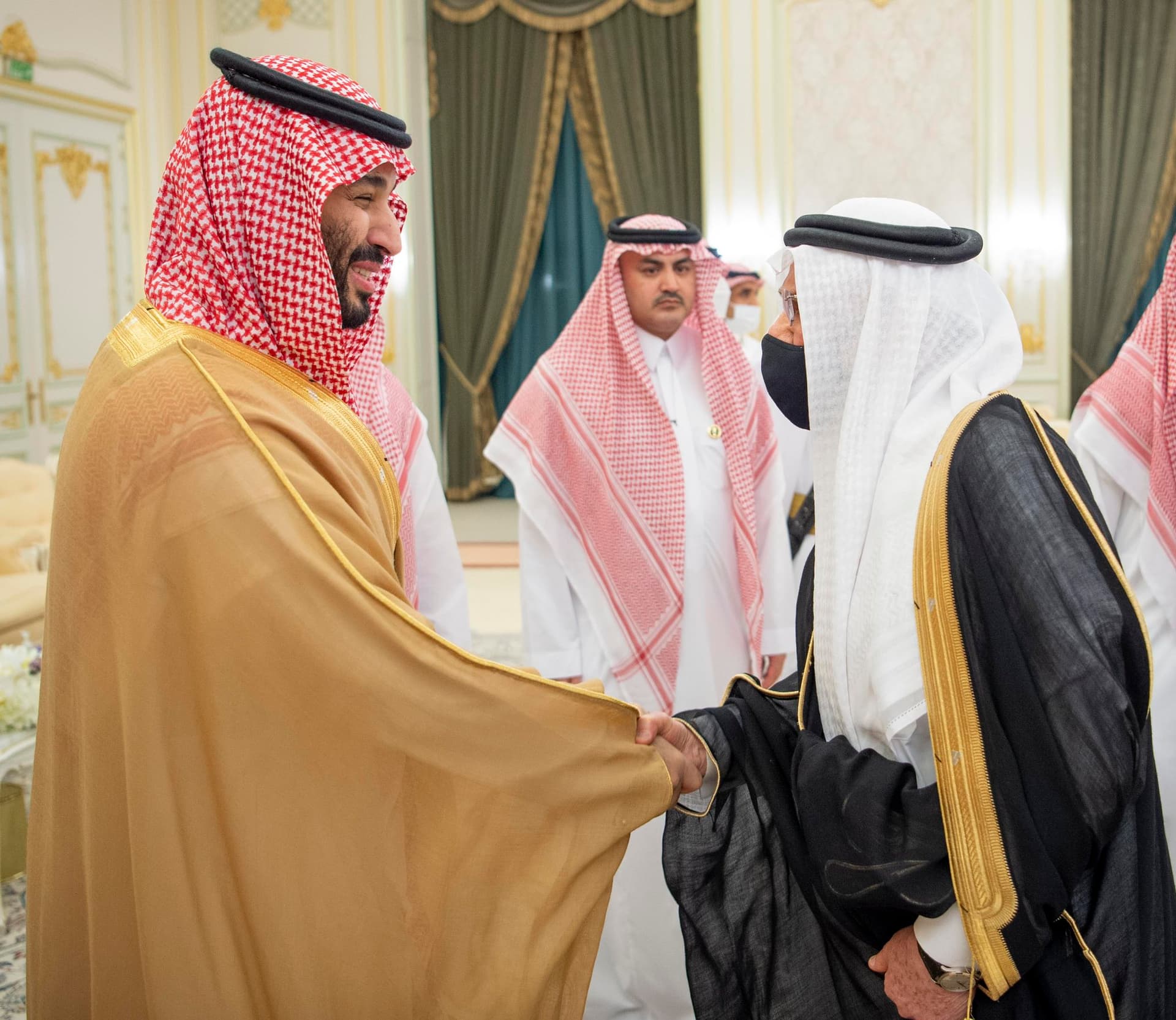 ولي العهد يستقبل العلماء وجمعا من المواطنين في قصر طيبة