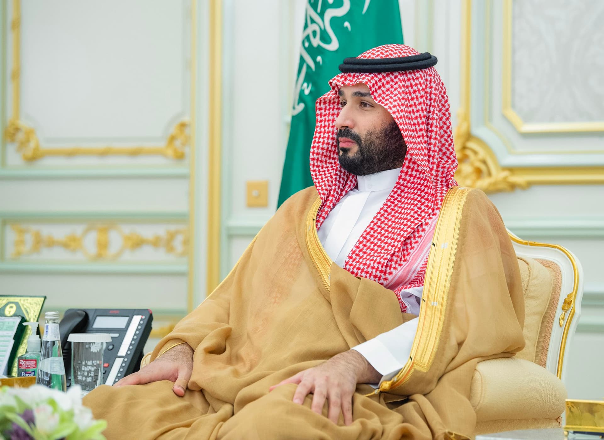 ولي العهد يستقبل العلماء وجمعا من المواطنين في قصر طيبة