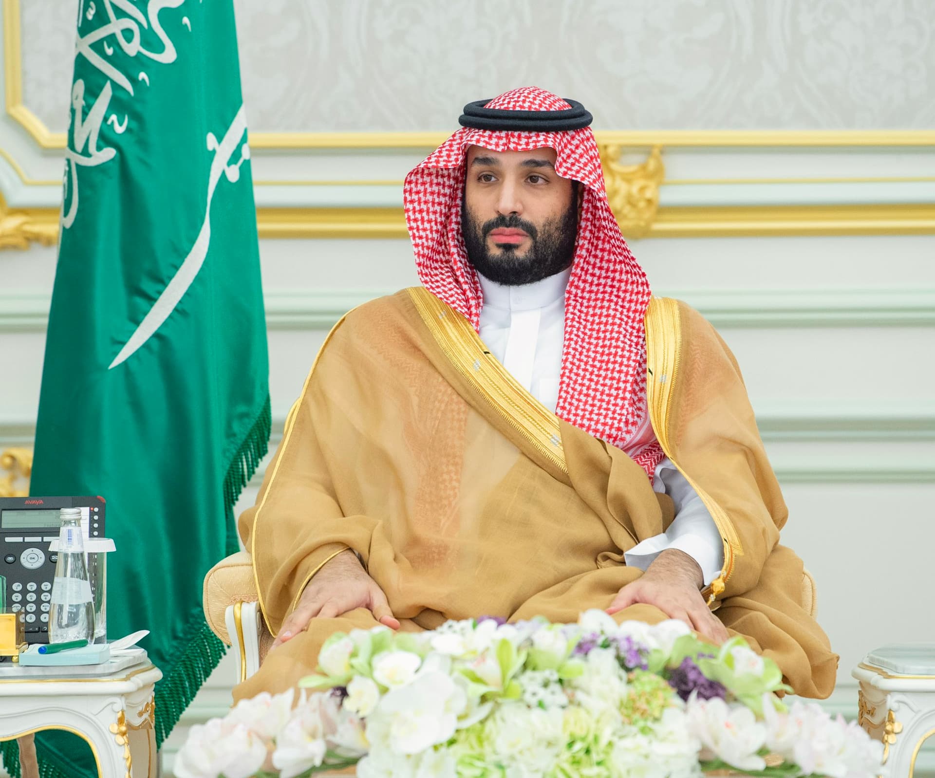 ولي العهد يستقبل العلماء وجمعا من المواطنين في قصر طيبة