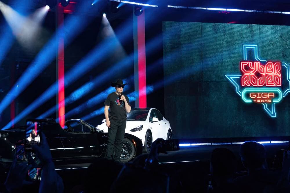 إيلون ماسك يتحدث خلال حفل افتتاح مصنع تسلا الجديد في تكساس.       "الفرنسية"