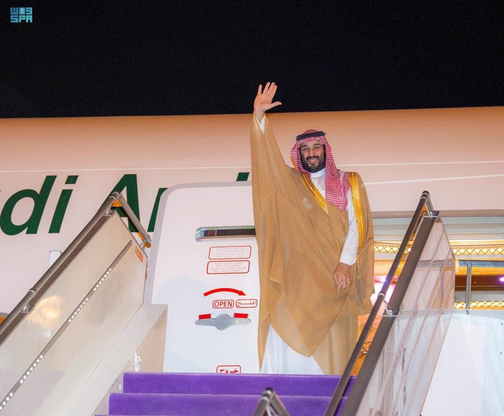 ولي العهد يلوح لمودعيه في مطار الأمير محمد بن عبدالعزيز لدى مغادرته المدينة المنورة. "واس"