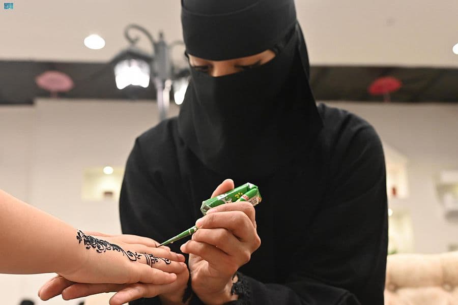 "حناء العيد" .. نقوش الفرح على كفوف الفتيات في تبوك