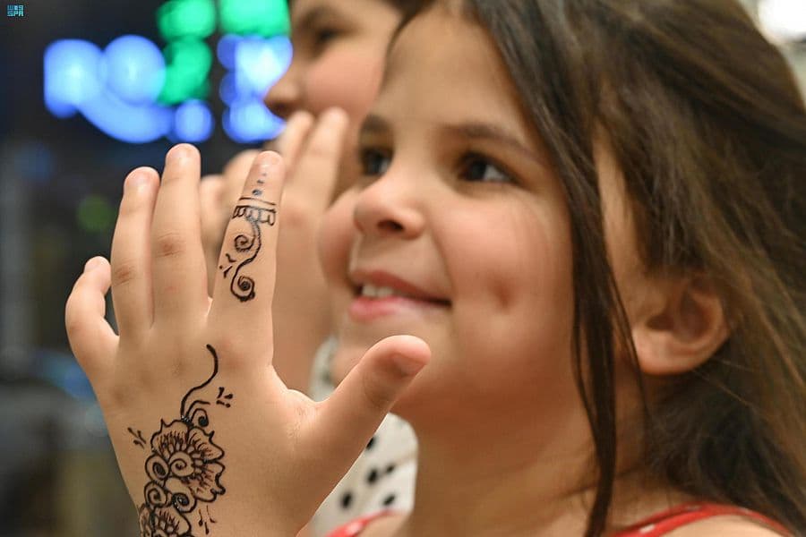 "حناء العيد" .. نقوش الفرح على كفوف الفتيات في تبوك