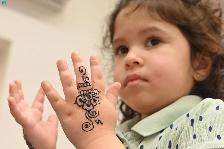 "حناء العيد" .. نقوش الفرح على كفوف الفتيات في تبوك
