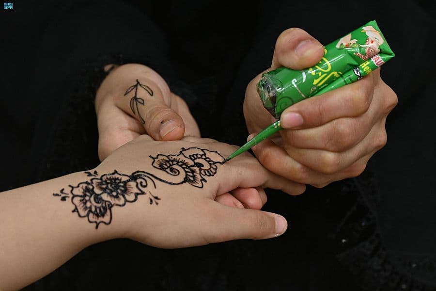 "حناء العيد" .. نقوش الفرح على كفوف الفتيات في تبوك