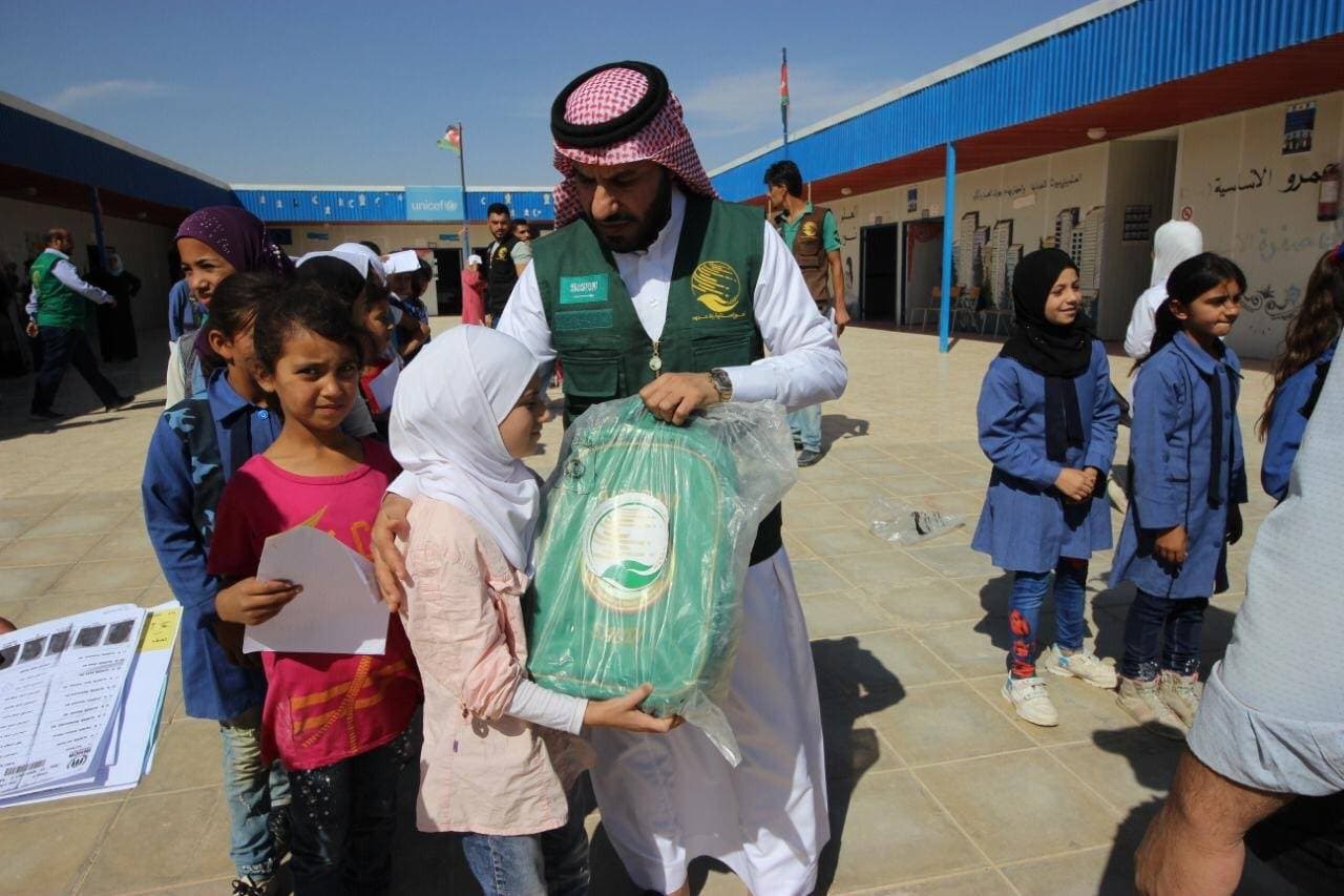 مركز الملك سلمان يوزع الحقائب المدرسية على أبناء اللاجئين السوريين في مخيم الزعتري.