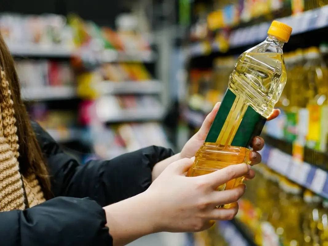 لجأت المتاجر الكبرى في الاتحاد الأوروبي والمملكة المتحدة إلى تقنين زيت الطهي بعدما سارع المتسوقون إلى تخزينه.