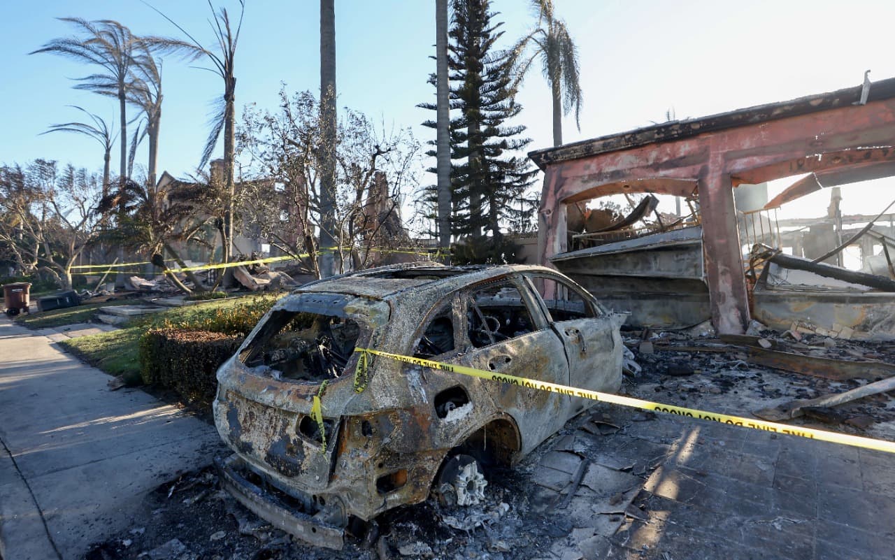 حريق مفاجئ يدمر 20 منزلا فخما على ساحل كاليفورنيا