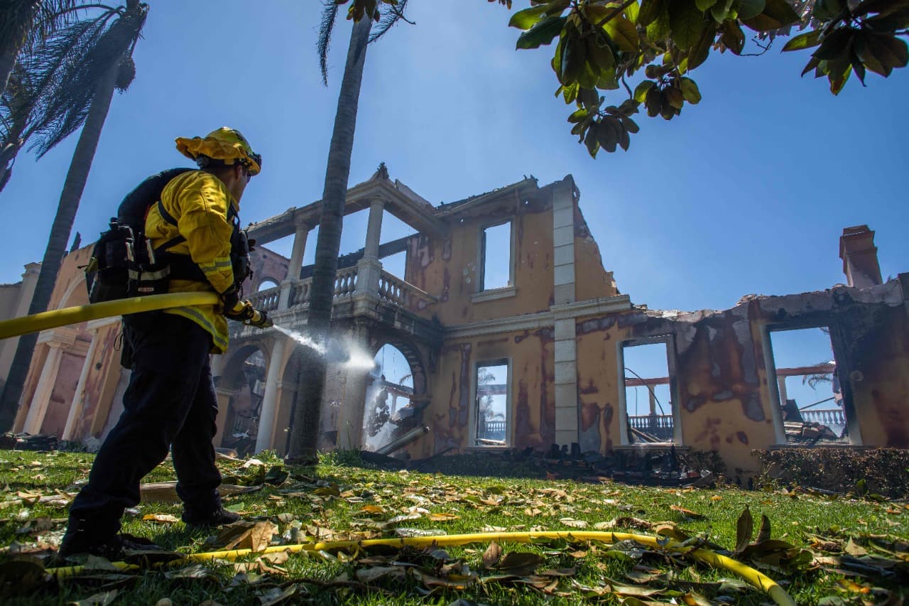 حريق مفاجئ يدمر 20 منزلا فخما على ساحل كاليفورنيا