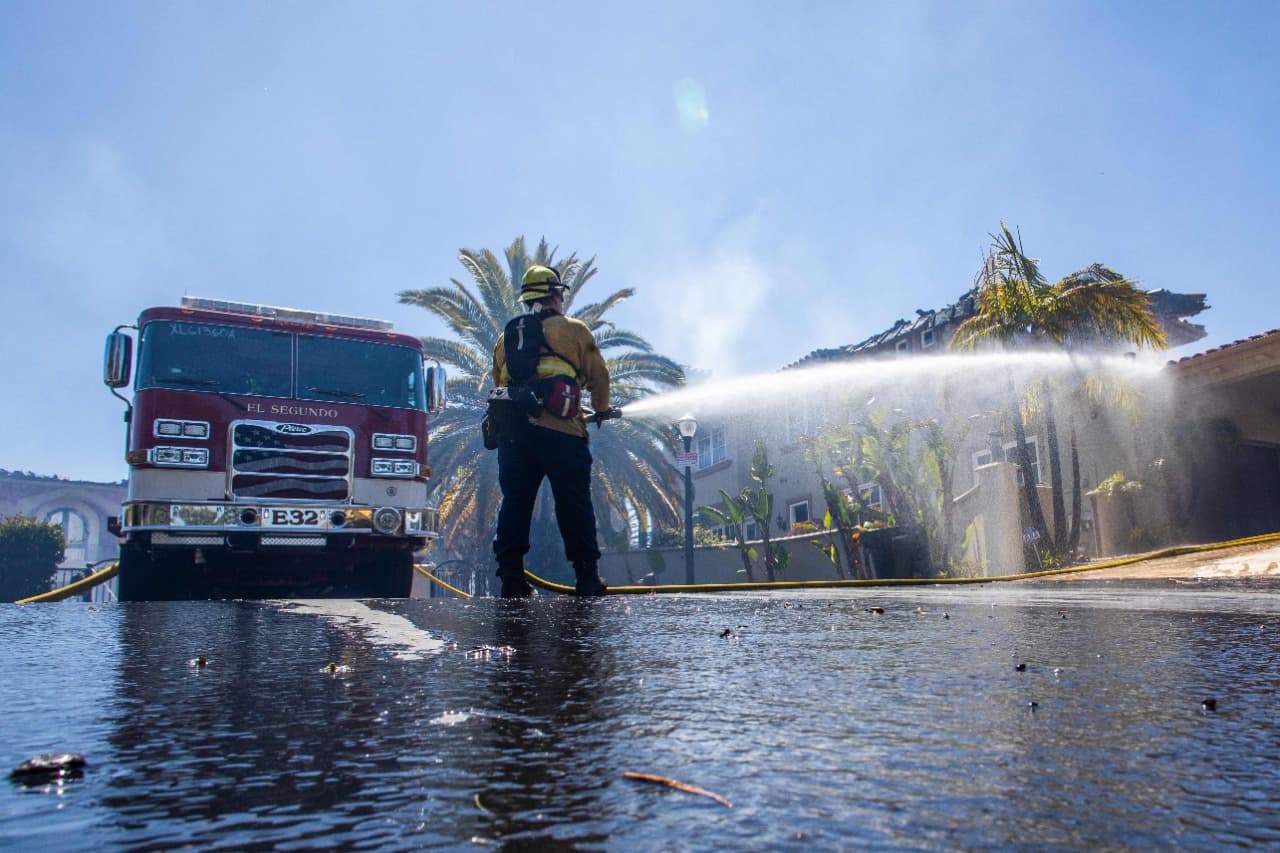 حريق مفاجئ يدمر 20 منزلا فخما على ساحل كاليفورنيا
