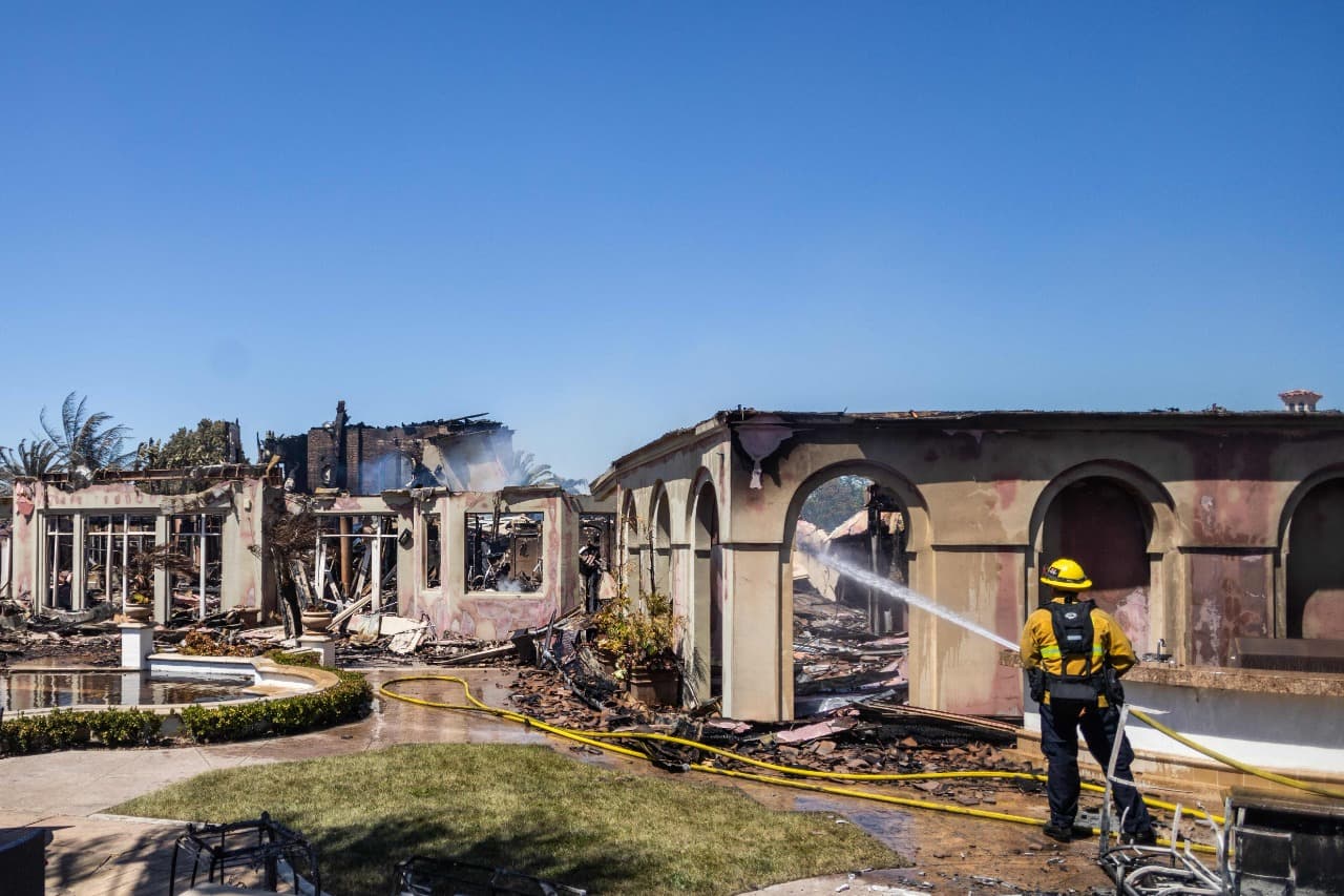 حريق مفاجئ يدمر 20 منزلا فخما على ساحل كاليفورنيا