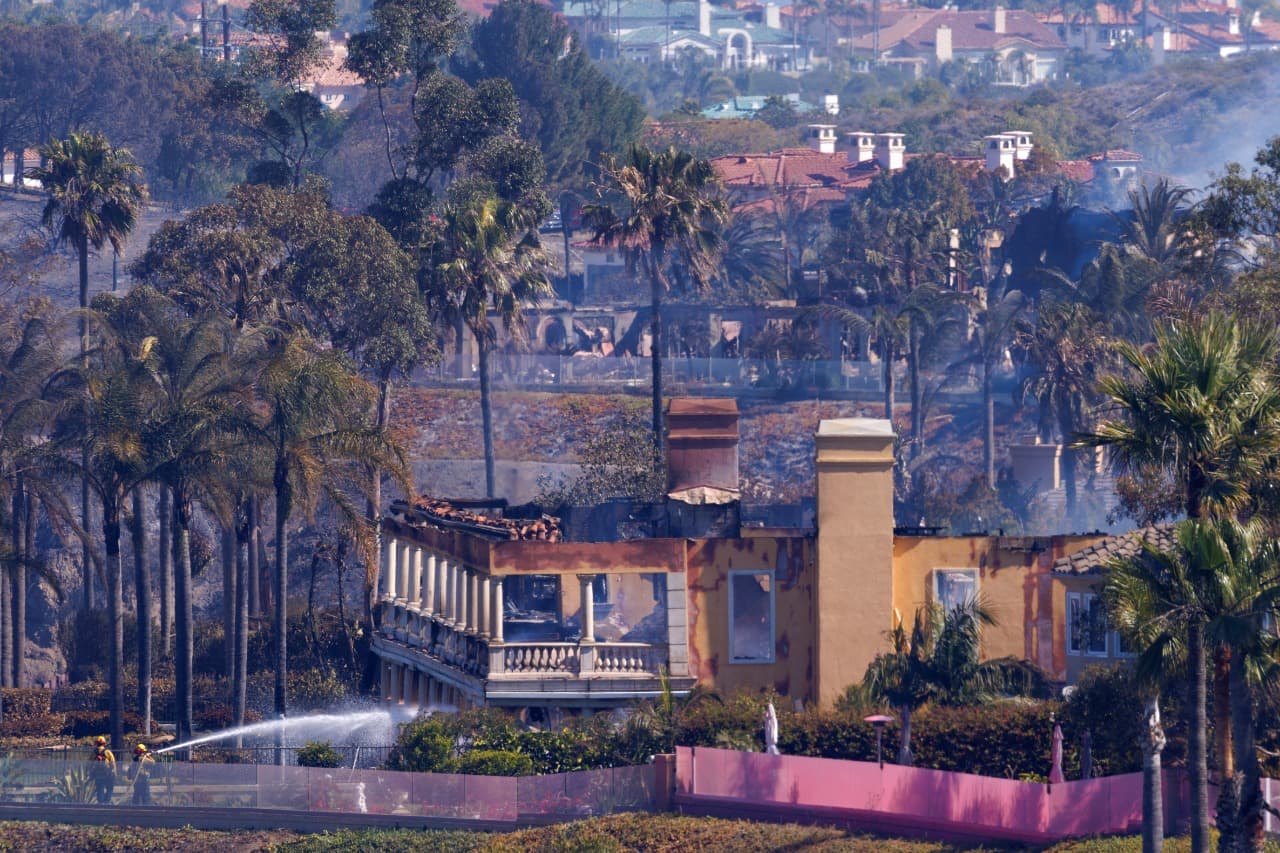 حريق مفاجئ يدمر 20 منزلا فخما على ساحل كاليفورنيا