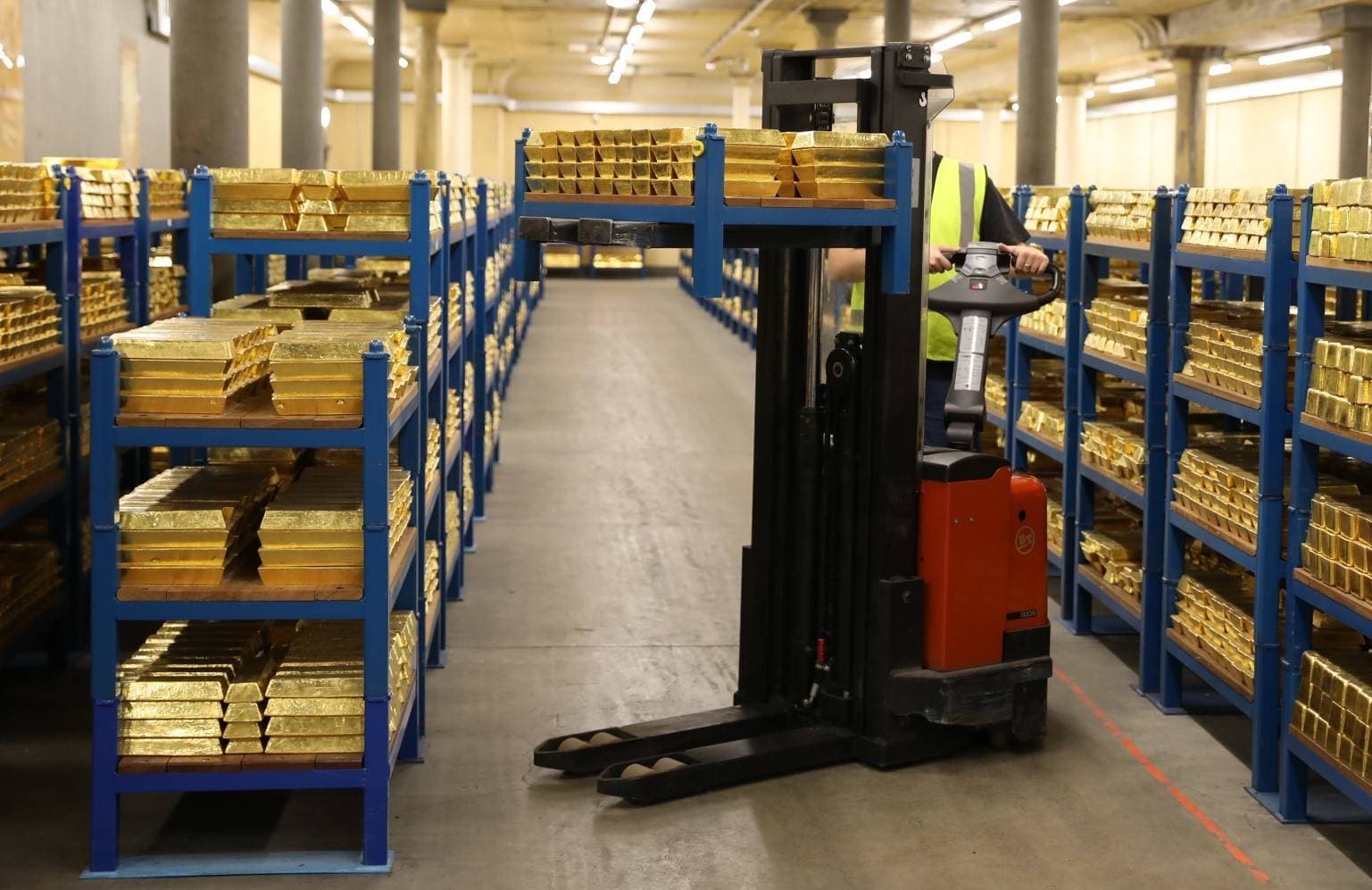 نزلت العقود الأمريكية الآجلة للذهب إلى 1816.40 دولار للأوقية.