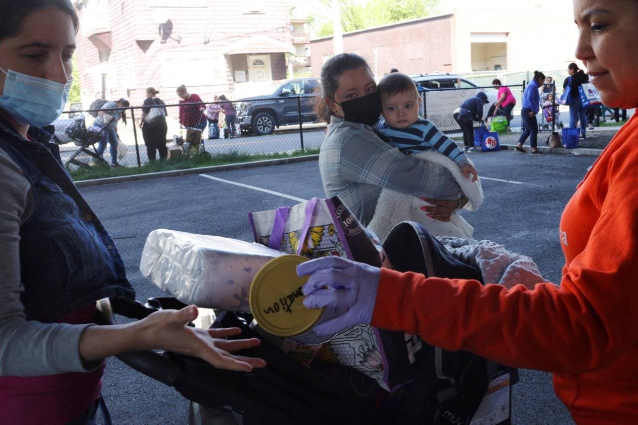 أزمة نقص حليب الأطفال تثير قلق ملايين الآباء والأمهات في أمريكا.