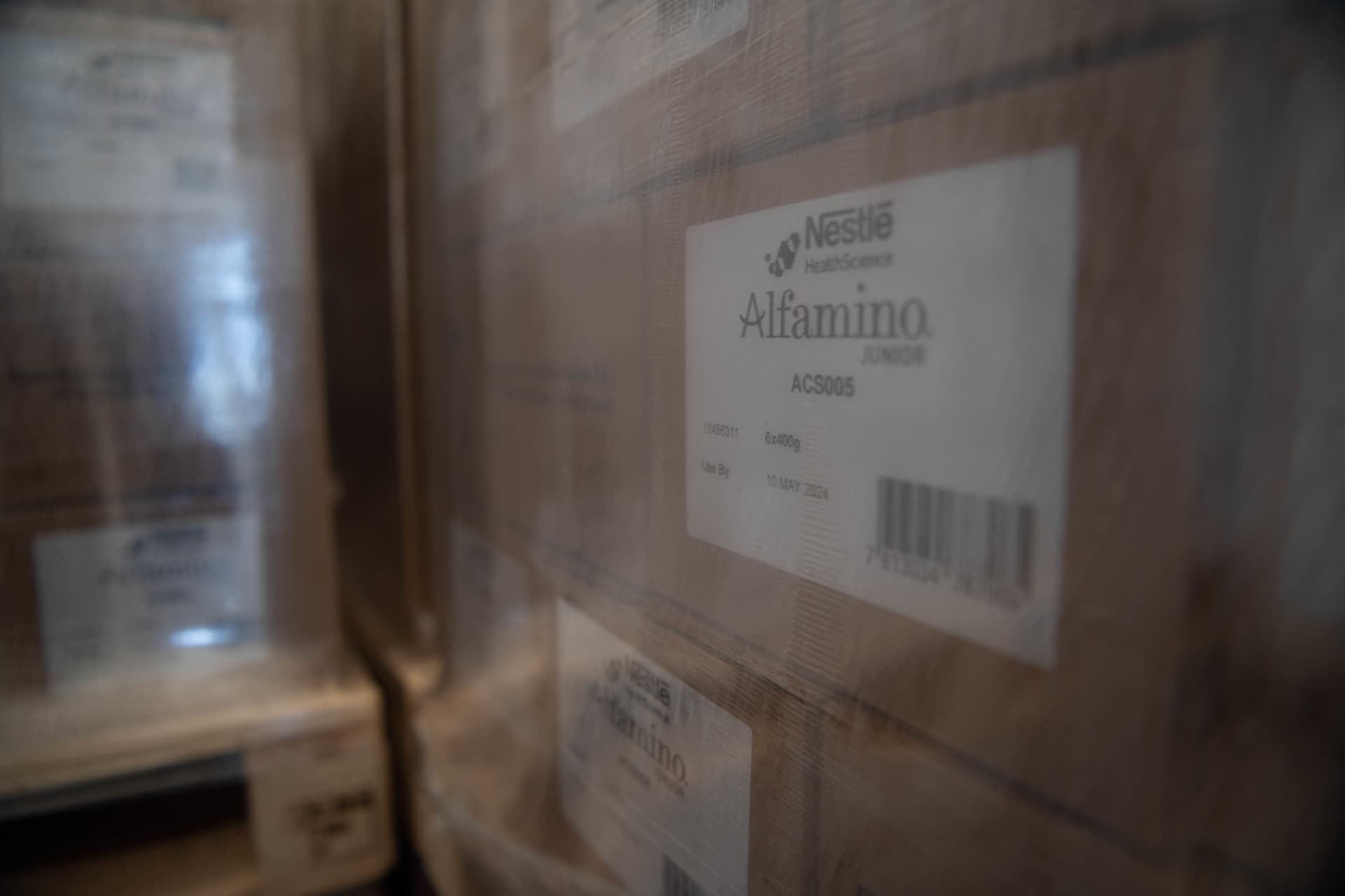 لمواجهة النقص الحاد.. طائرة عسكرية تحمل 35 طنا من حليب الأطفال إلى أمريكا