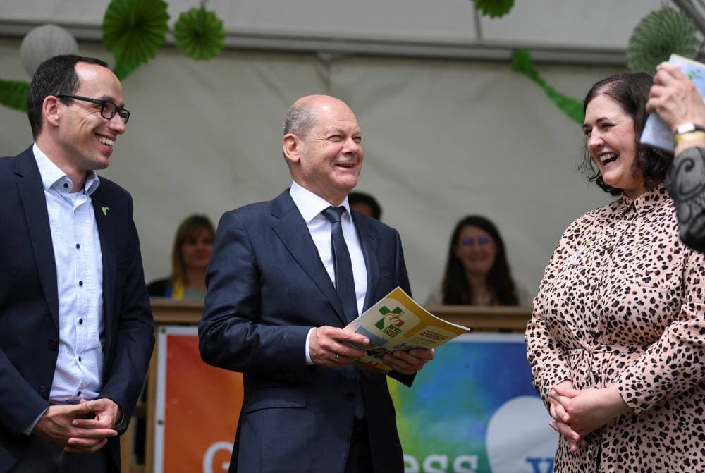 أولاف شولتس خلال مؤتمر في شتوتجارت أمس. "رويترز"