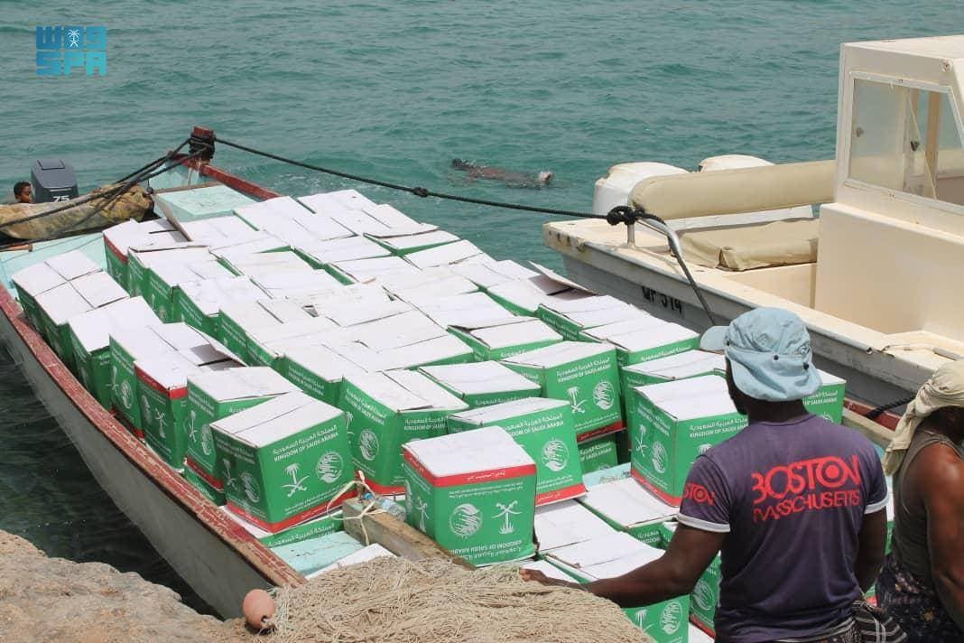 جانب من توزيع المساعدات السعودية في تعز.  "واس"