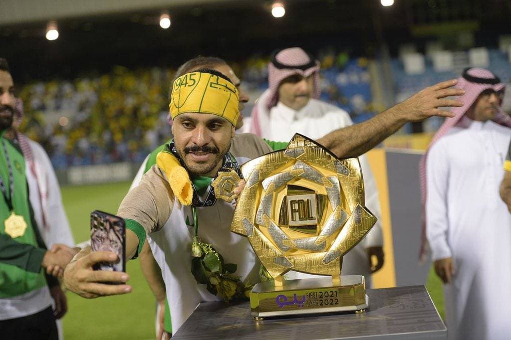 لاعب الخليج يلتقط سيلفي مع درع "يلو". "دوري يلو"