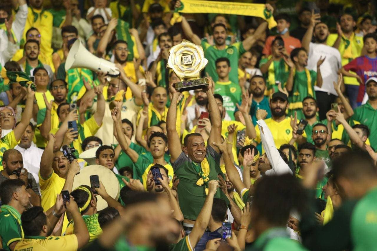 درع "يلو" خلال احتفالات الخليج مع جماهيره. "دوري يلو"