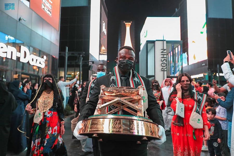 مسيرة "الشداد" تجذب زوار البوليفارد في ثاني أيام عيد الفطر