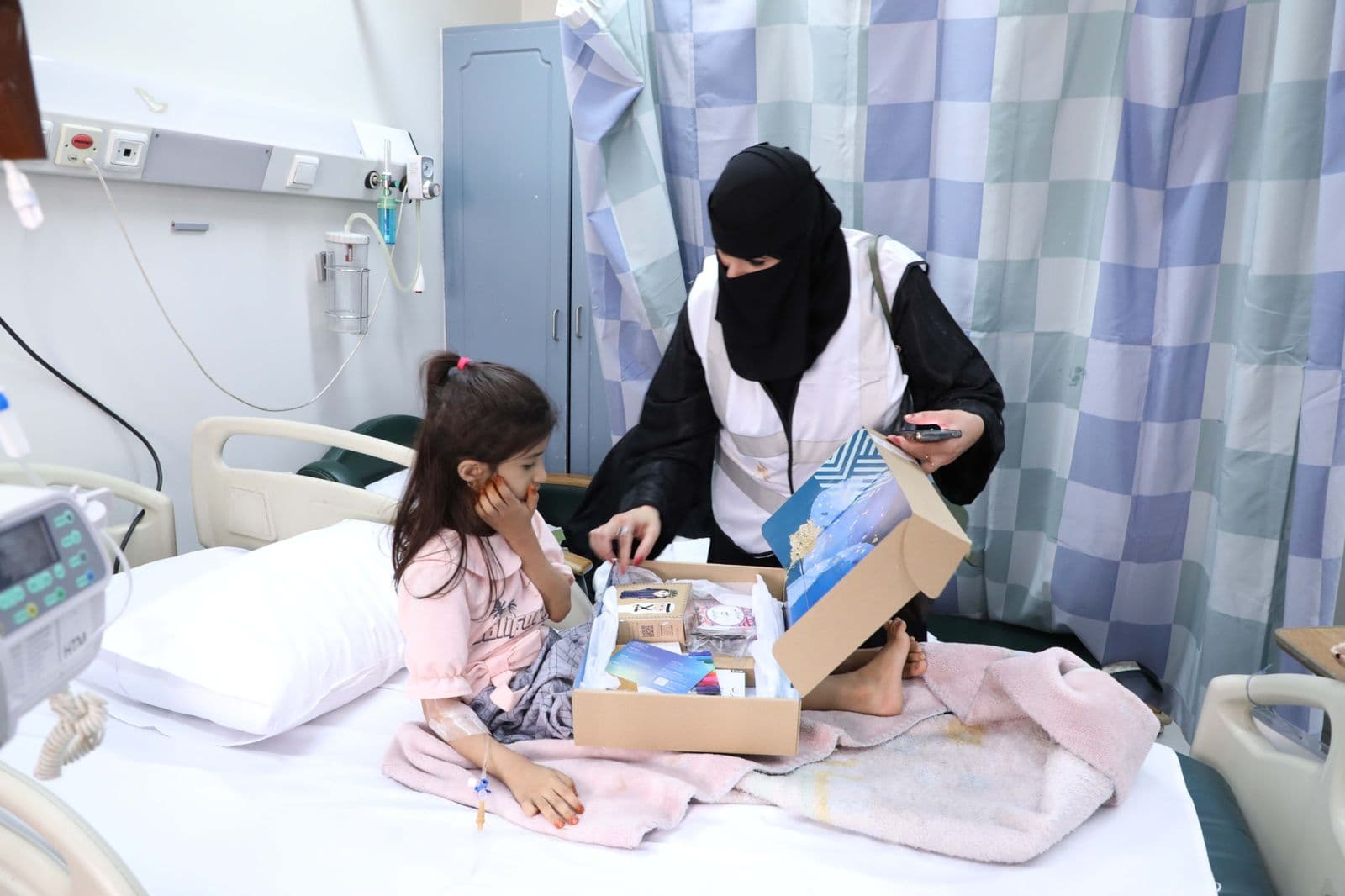 مبادرة "جويا" الثقافية تعايد مرضى مستشفيات الرياض