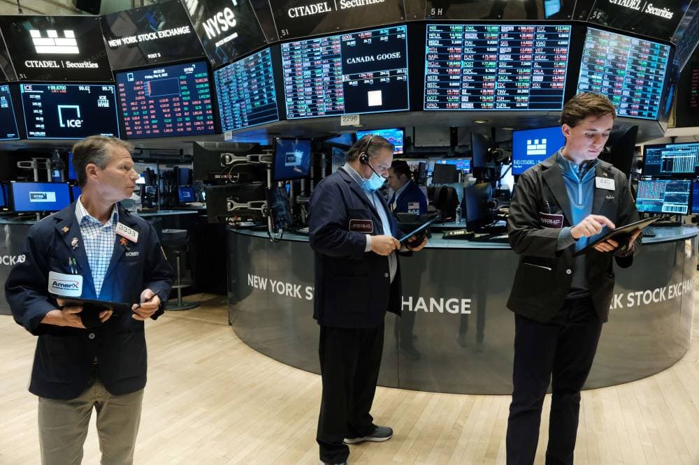 مؤشر داو جونز الصناعي يهبط 224.09 نقطة بما يعادل 0.68 في المائة أمس. "الفرنسية"