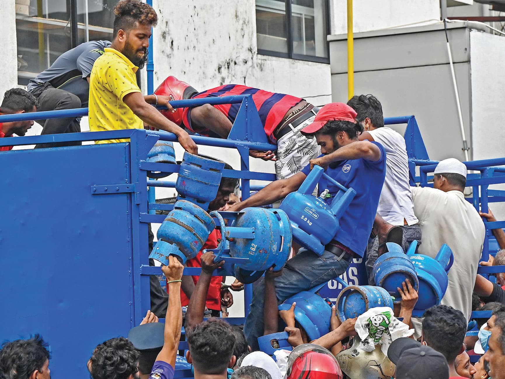 غاضبون يسلبون شاحنة تنقل أسطوانات غاز في العاصمة السريلانكية