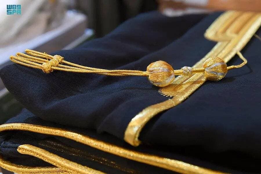 البشت الحساوي يعد الأشهر عالميا.