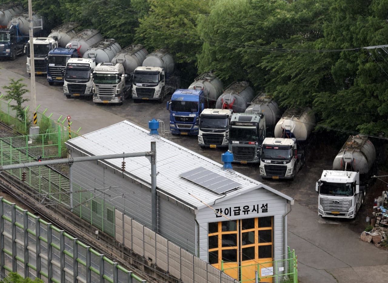 إضراب سائقي الشاحنات في كوريا الجنوبية يؤثر على صناعة الرقائق ويعطل حركة الحاويات