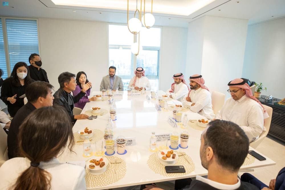 الأمير بدر بن عبدالله بن فرحان خلال لقائه