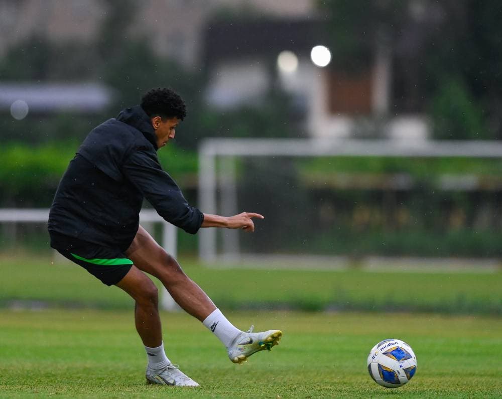 جانب من تدريبات الأخضر أمس.