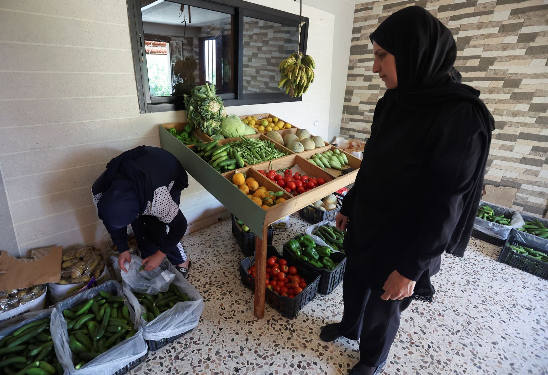 في لبنان المبتلى بالأزمات .. العائلات تعود للزراعة لمواجهة أزمة الغلاء العالمي