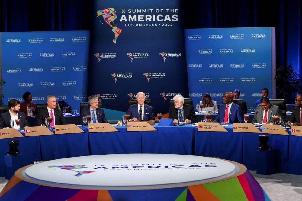 الروبل الروسي يهوي مقابل الدولار بسبب انتشار كورونا وقلق المستثمرين 