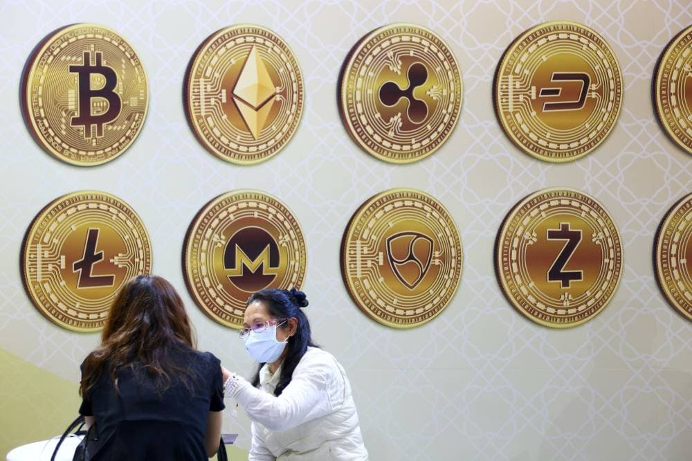المستثمرون يتجنبون الأصول الخطرة .. القيمة السوقية للعملات المشفرة تهوي دون تريليون دولار