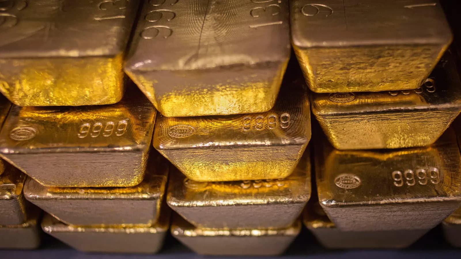 الذهب يرتفع 1% مع تراجع الدولار والبلاتين يقفز 2%